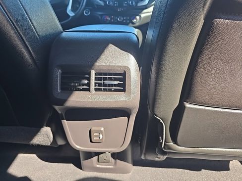 Used 2024 GMC Terrain SLT image 8