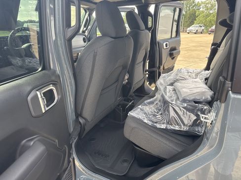 New 2025 Jeep Gladiator Willys image 25