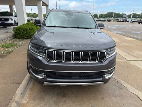 Used 2024 Jeep Wagoneer L Series II RWD image 2