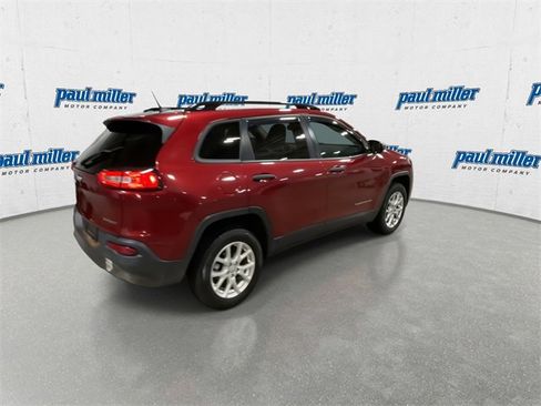 Used 2016 Jeep Cherokee Sport image 11