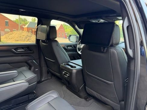 Used 2025 GMC Yukon XL Denali w/ Advanced Technology Package AWD/4WD image 18