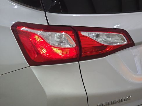 Used 2018 Chevrolet Equinox LT FWD image 30