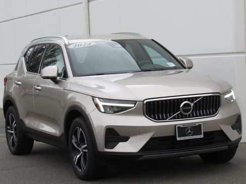 Used 2024 Volvo XC40 B5 Core AWD/4WD image 2