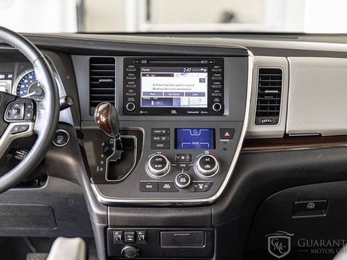 Used 2019 Toyota Sienna Limited image 37