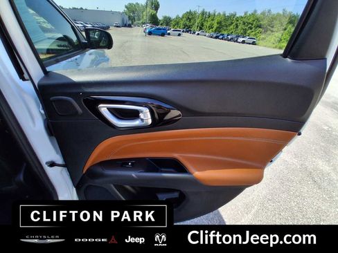 Certified 2025 Jeep Compass Limited w/ Elite Group AWD/4WD image 14