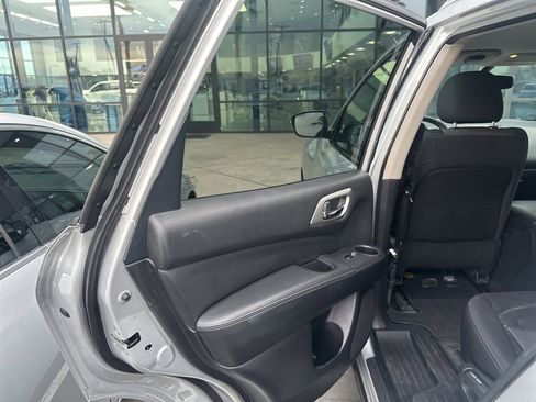 Used 2019 Nissan Pathfinder SV image 7