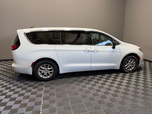 Used 2024 Chrysler Voyager LX image 7