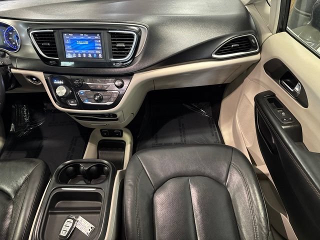 Used 2020 Chrysler Pacifica Touring-L FWD image 20