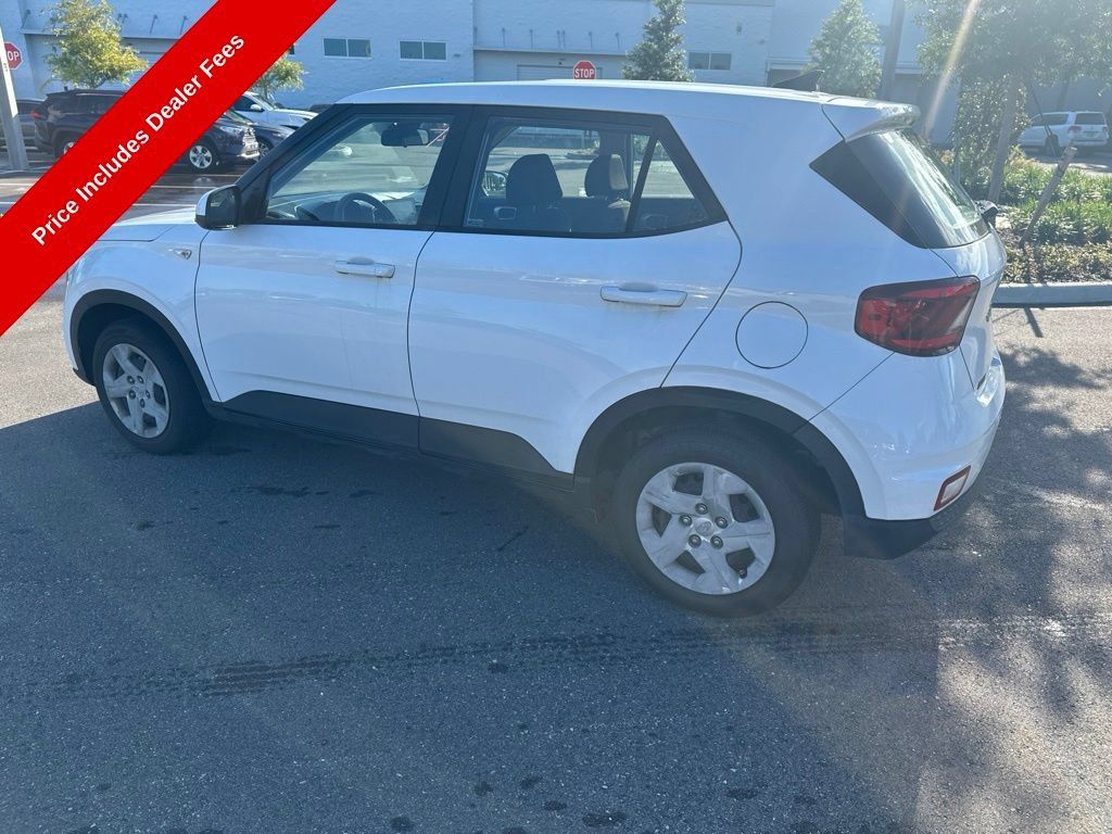 Used 2020 Hyundai Venue SE FWD image 3