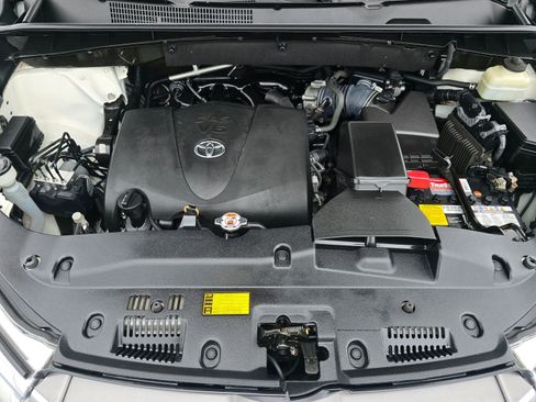 Used 2017 Toyota Highlander XLE AWD/4WD image 9