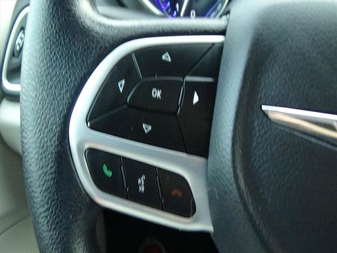 Used 2020 Chrysler Pacifica Touring w/ Tire & Wheel Group image 22