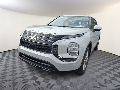 Used 2022 Mitsubishi Outlander ES image 3