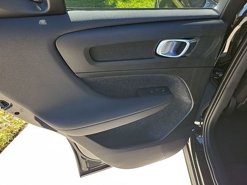 Used 2023 Volvo XC40 B5 Plus image 11