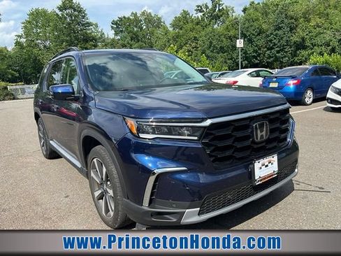 Used 2024 Honda Pilot Touring image 1