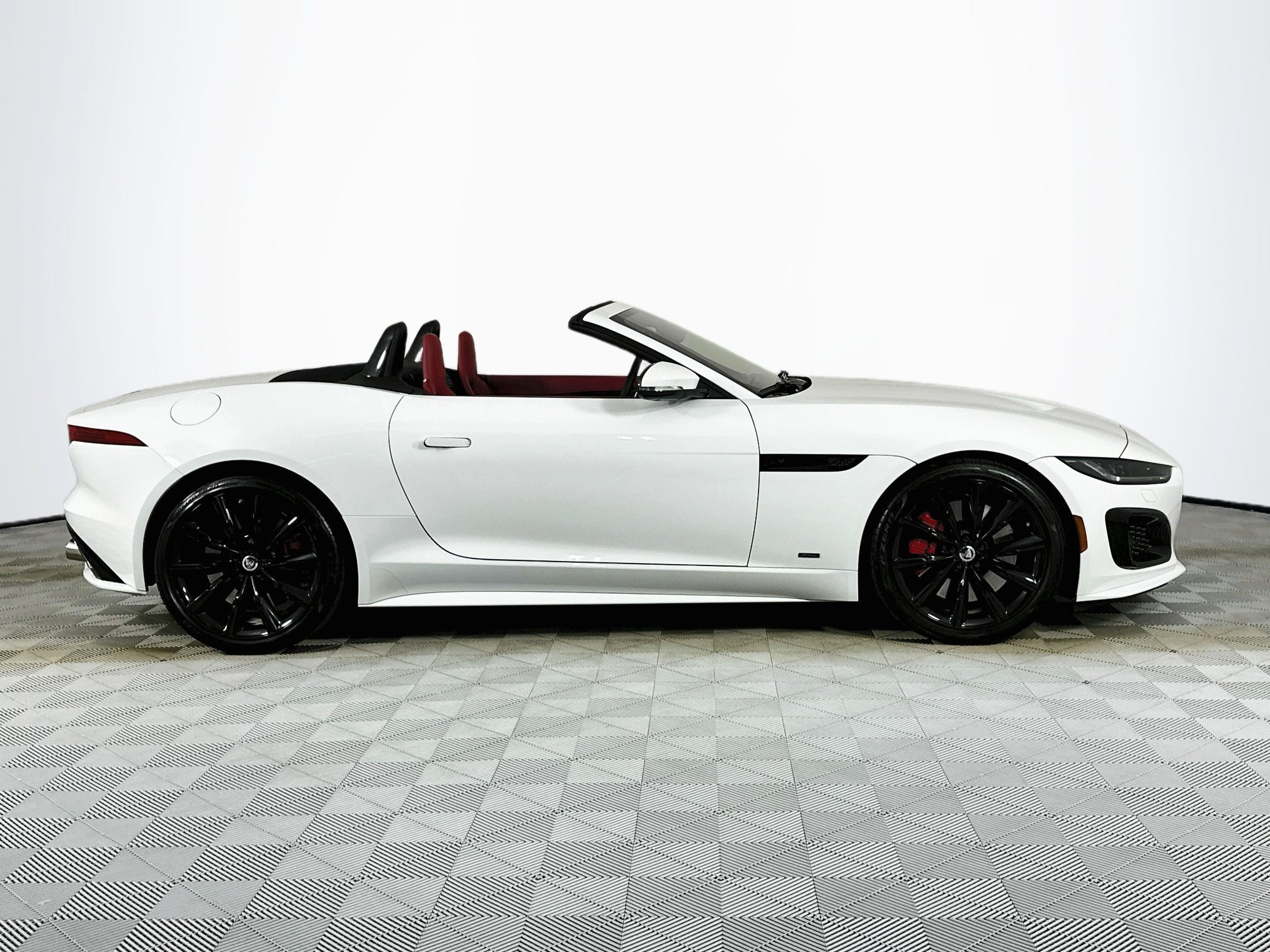 Certified 2024 Jaguar F-TYPE R AWD/4WD image 4