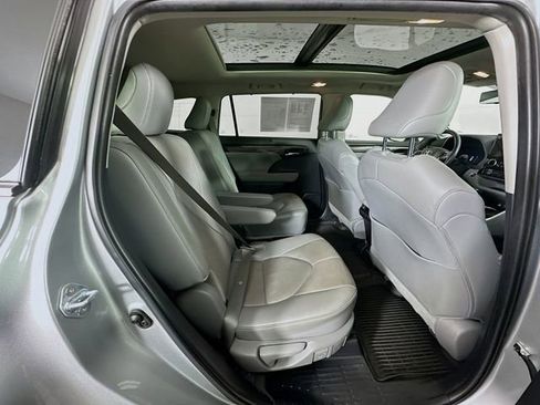 Used 2024 Toyota Highlander Platinum image 34