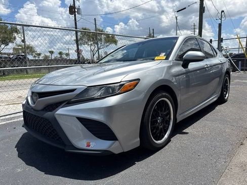 Used 2018 Toyota Camry SE FWD image 2