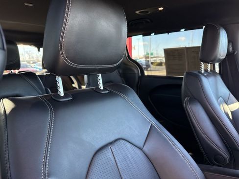 Used 2025 Chrysler Pacifica Select image 32