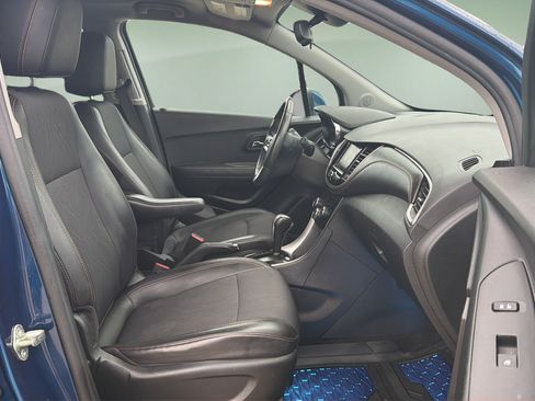 Used 2020 Chevrolet Trax LT w/ LT Convenience Package AWD/4WD image 11
