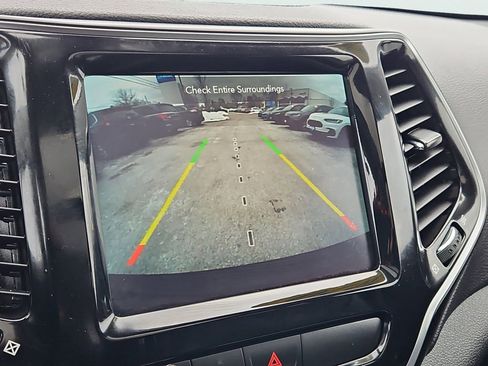 Used 2020 Jeep Cherokee Limited image 16