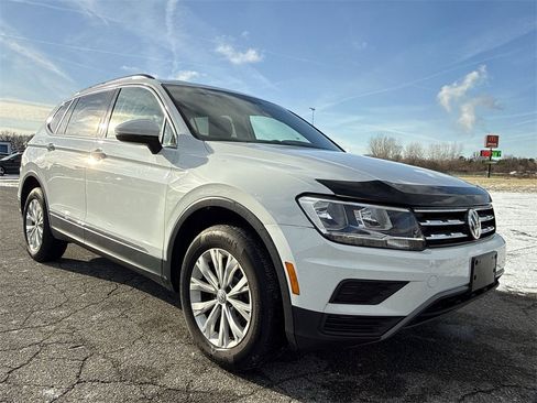 Used 2018 Volkswagen Tiguan SE w/ Panoramic Sunroof Package image 2