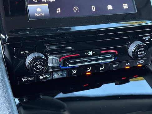 Used 2024 Jeep Grand Cherokee L Laredo image 20