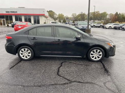 Used 2020 Toyota Corolla LE image 2