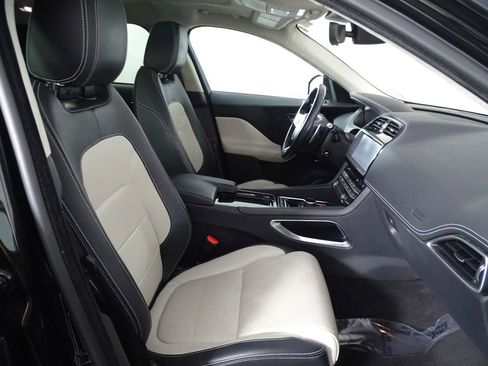 Used 2019 Jaguar F-PACE R-Sport image 16