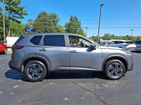Used 2024 Nissan Rogue SV image 7