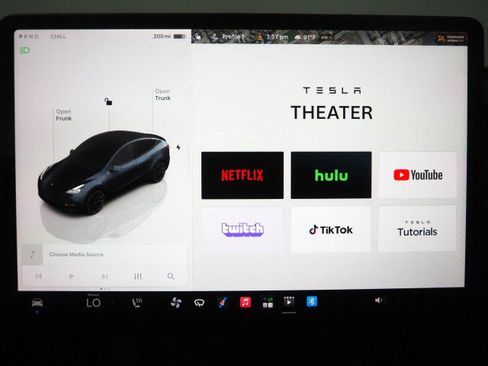 Used 2025 Tesla Model Y Long Range RWD image 37