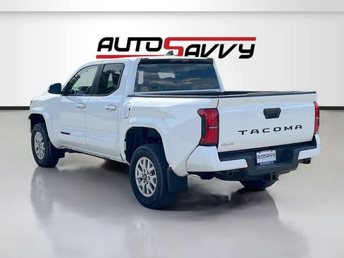 Used 2025 Toyota Tacoma SR5 AWD/4WD image 5