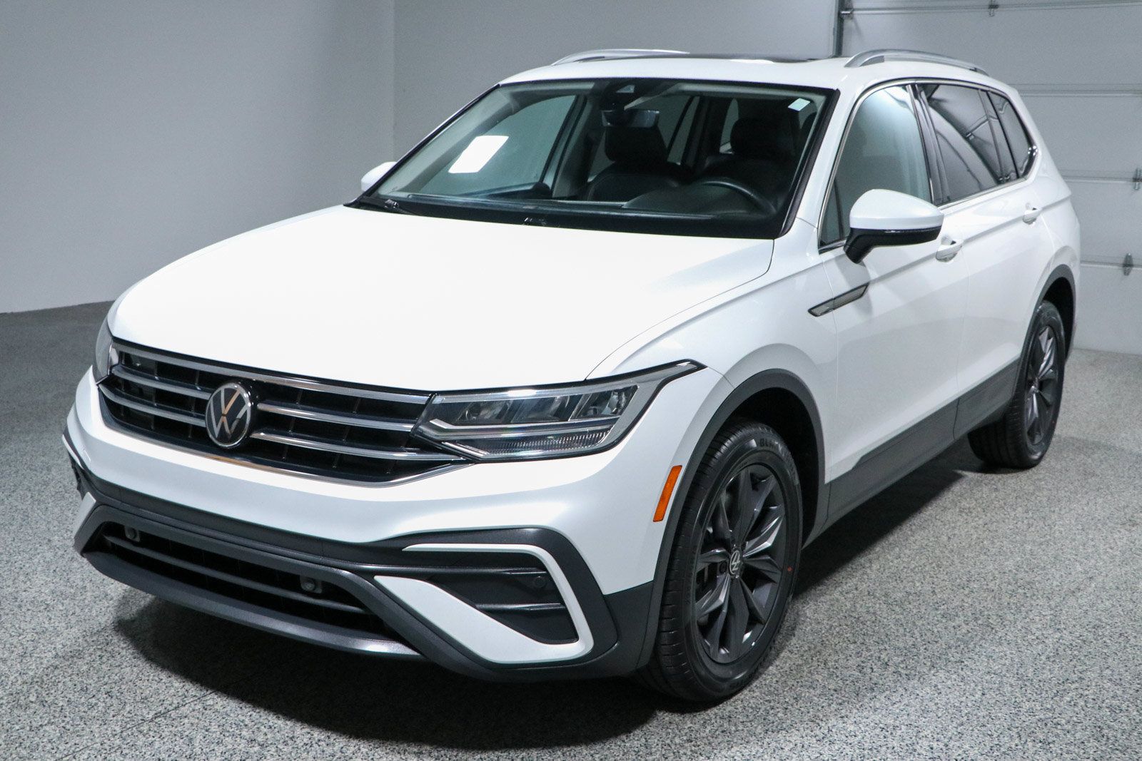 Used 2023 Volkswagen Tiguan SE w/ Panoramic Sunroof Package FWD image 33