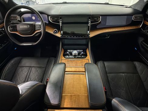Used 2022 Jeep Grand Wagoneer Series III AWD/4WD image 13