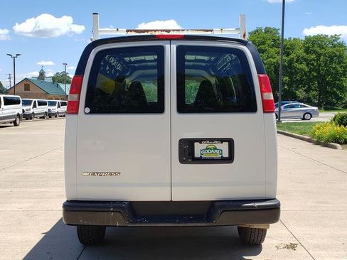 Used 2017 Chevrolet Express 2500 RWD image 4