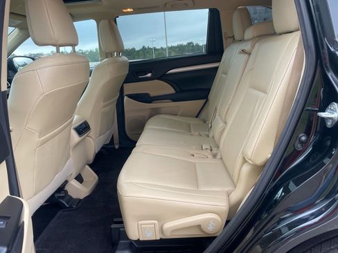 Used 2016 Toyota Highlander XLE image 12