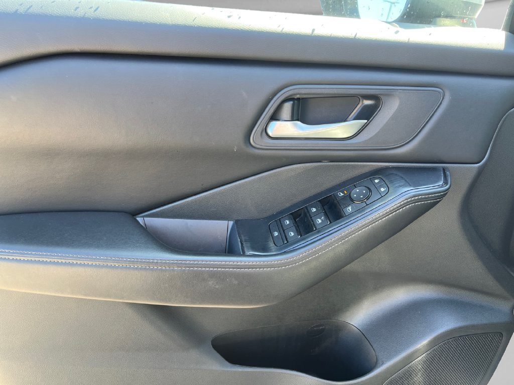 Used 2024 Nissan Rogue SV FWD image 19