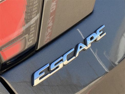 Used 2018 Ford Escape SE w/ SE Sync 3 Package image 11
