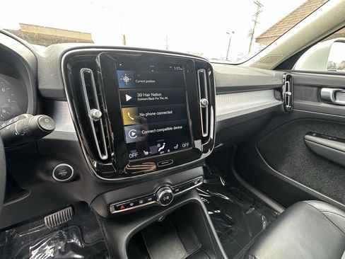 Used 2022 Volvo XC40 T5 Momentum AWD/4WD image 8
