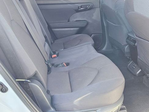 Used 2024 Toyota Highlander LE image 31