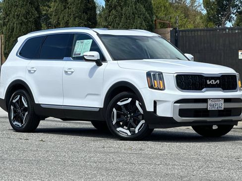 Used 2024 Kia Telluride EX w/ EX Captain's Chair Package FWD image 2