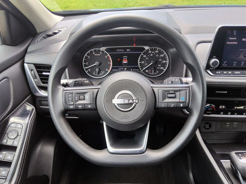Used 2024 Nissan Rogue SV FWD image 9