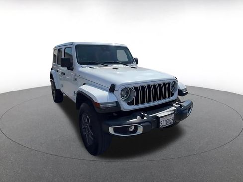 Used 2025 Jeep Wrangler Unlimited Sahara AWD/4WD image 3