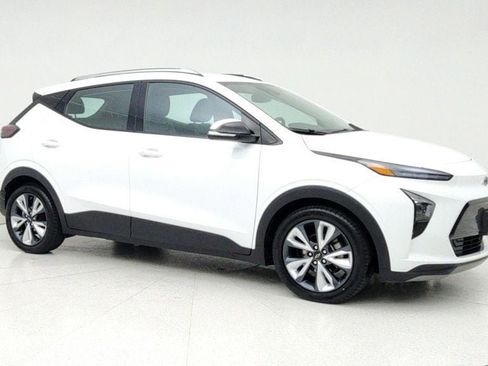 Used 2022 Chevrolet Bolt EUV LT w/ Convenience Package image 3