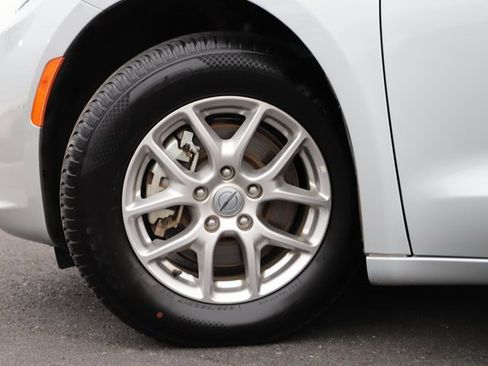 Used 2024 Chrysler Pacifica Touring-L image 2