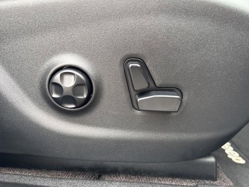 Used 2019 Jeep Cherokee Limited w/ Technology Group image 26