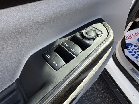 Used 2023 GMC Acadia SLT w/ Preferred Package image 15