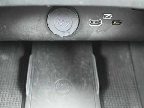 Used 2024 Volvo XC40 B5 Core image 20