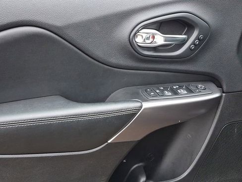 Used 2019 Jeep Cherokee Limited image 16