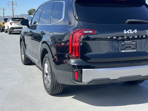 Certified 2025 Kia Telluride LX image 5
