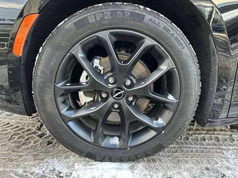 Used 2025 Chrysler Pacifica Limited image 28